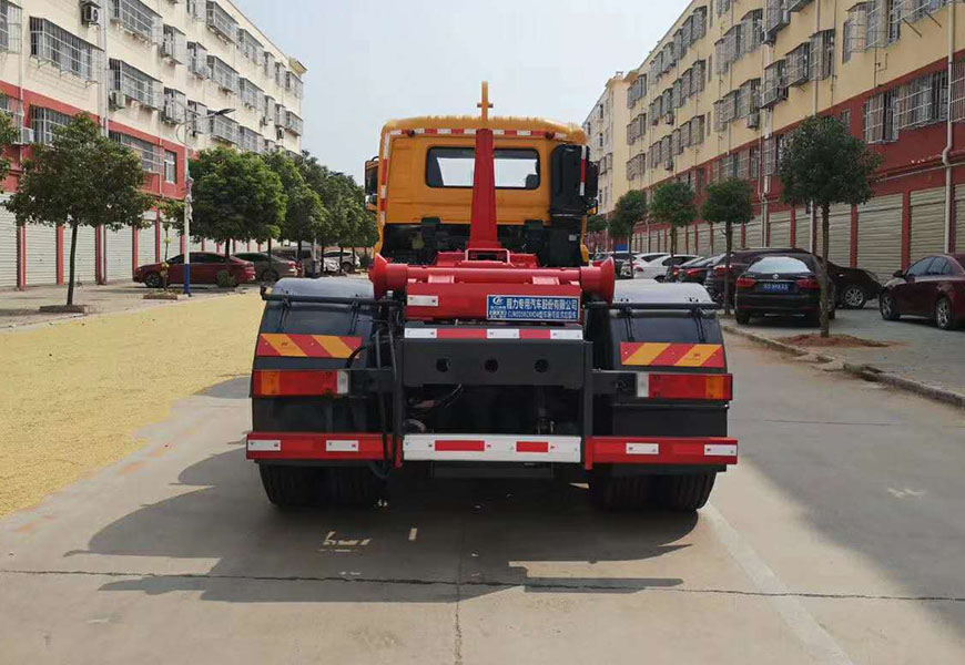 東風天龍25噸勾臂垃圾車后方位圖