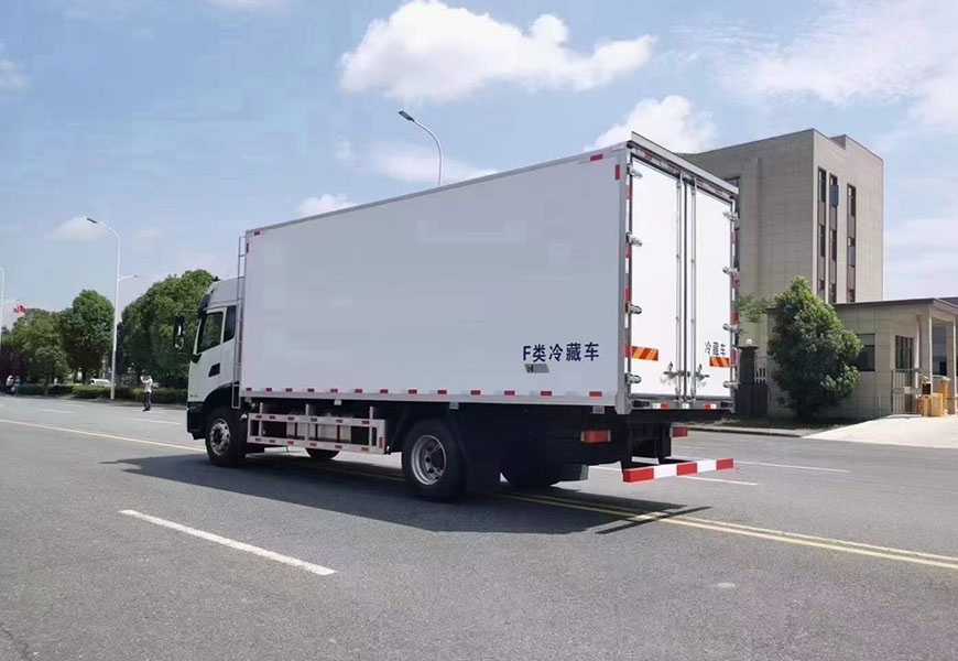 東風天錦KR6.8米冷藏車