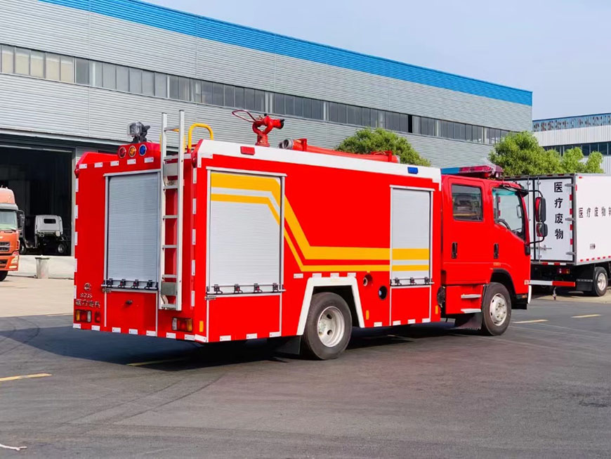 國六3.5噸五十鈴700P水罐消防車